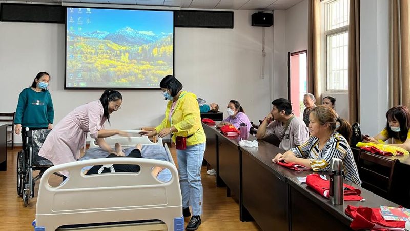 以下是一个居家养老护工费用明细示例，供参考：