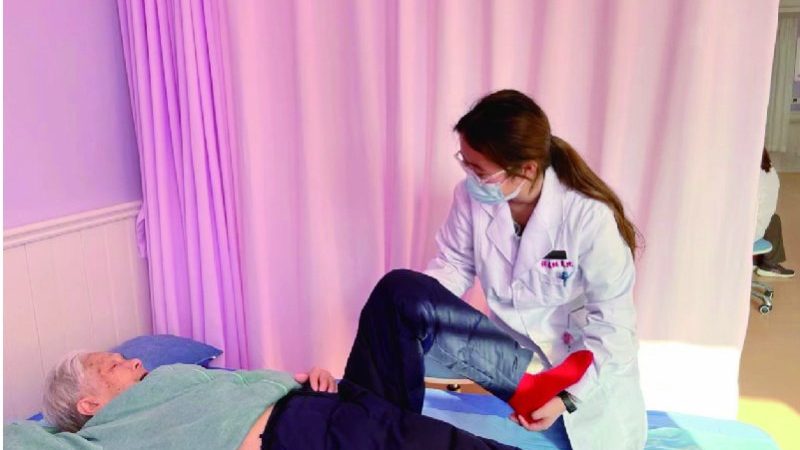 陪护人员技能要求：守护失能老人的关键因素