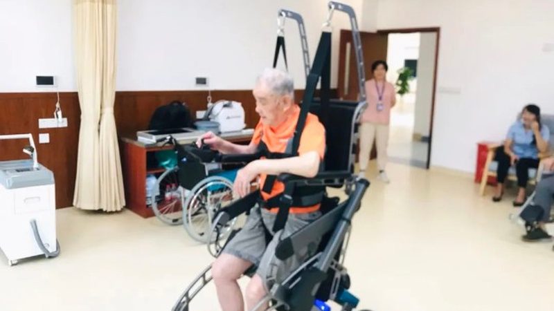 折叠陪护床，如何为失能老人提供舒适与安全？**